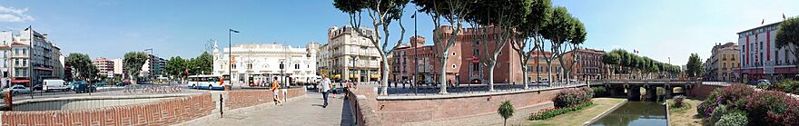 Perpignan panorama le quai Sadi Carnot et le quai Vauban le long de la rivière la Basse