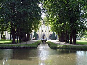 Abbaye de Royaumont - Canal et bâtiment des moines 01