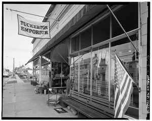 DETAIL OF FACADE LOOKING NORTHWEST - Tuckerton Emporium, West Main and Water Streets, Tuckerton, Ocean County, NJ HABS NJ,15-TUCK,2-2