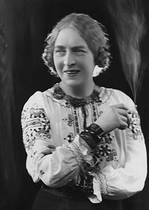 Dame Laura Knight circa 1910.jpg
