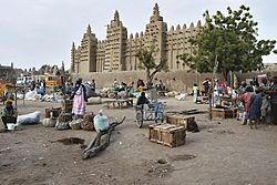 Street market and the Great Mosque of Djenné