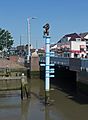 Maassluis, vloedpaal met beeld van Friedie Kloen bij de Koepaardbrug foto7 2016-06-06 11.19