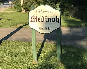 Monument sign on Illinois Route 19 welcoming drivers to Medinah