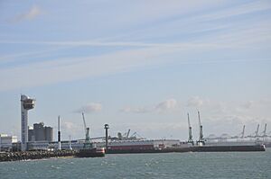 Sémaphore et grues sur le port du Havre