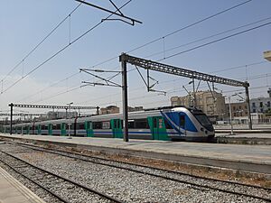 Train banlieue nord rentrant gare Tunis 2020