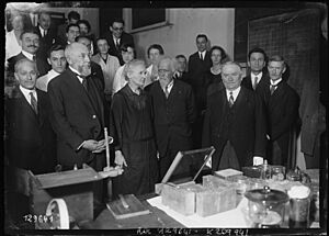 4-6-28, visite de M. Doumergue à l'Institut du radium (de g. à d.) professeur Regaud, Mme Curie, M. Perrin, M. Doumergue - btv1b53200877t
