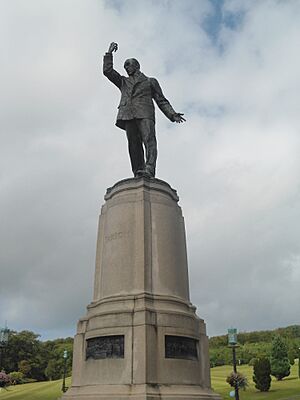 Carson monument - panoramio