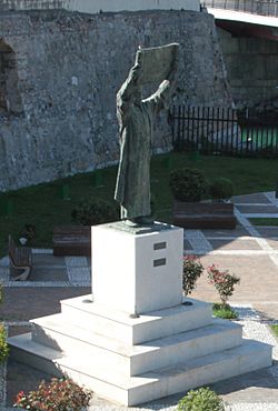 Estatua de Al-Idrisi bajo el baluarte de los Mallorquines, Ceuta (5).jpg