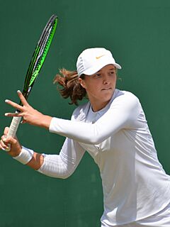 Iga Swiatek forehand at 2018 Wimbledon
