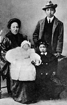 Liao Zhongkai, He Xiangning and children
