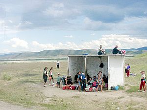 Menschen an einer Bushaltestelle in der tuvinischen Steppe zwischen Shagonar und Kyzyl