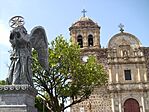 Parroquia de Santiago Apóstol con ángel.JPG