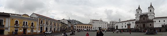 Plaza de San Francisco en Centro histórico de Quito, Ecuador