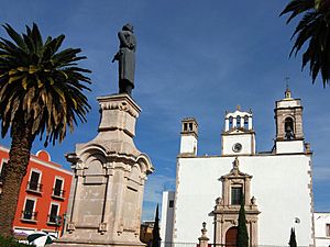 Monument to Hidalgo and San Francisco temple in the main square of Pénjamo