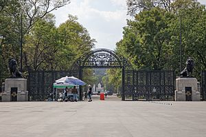 Puerta de los leones en Chapultepec 2.jpg