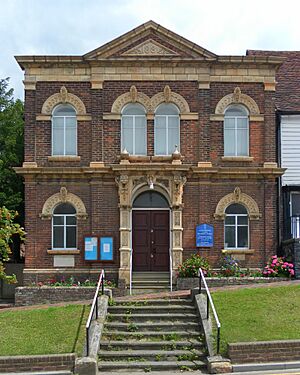 Robertsbridge United Reformed Church, High Street, Robertsbridge (NHLE Code 1221451) (July 2011) (3).jpg
