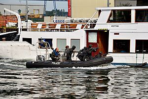 SEK-Einsatz vom Schlauchboot (10584688934)
