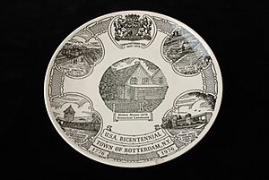 Witte schotel “U.S.A. BICENTENNIAL TOWN OF ROTTERDAM, N.Y. 1776 1976” met in zwart wapen en stadsgezichten, objectnr 67509