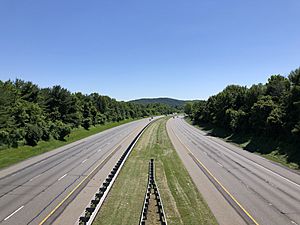 2021-06-17 14 54 48 View west along Interstate 78 (Phillipsburg-Newark Expressway) from the overpass for Edge Road in Alpha, Warren County, New Jersey