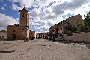 Casas de Juan Nuñez, Plaza de Castilla la Mancha, Iglesia y Ayuntamiento.jpg