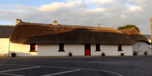 Clogh thatched building 01