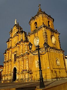 Iglesia de la Recoleccion - Leon - Nicaragua - 01 (31416391552)
