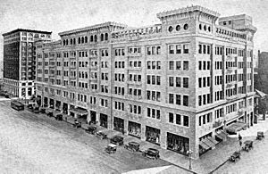 J. W. Robinson's new 7th Street store at launch 1915