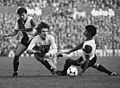 Jan Mølby (Ajax) word ten val gebracht rechts Gullit, Bestanddeelnr 932-4214 (cropped)
