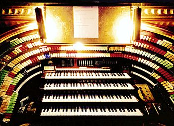 Mighty Mo (opus 5566, built in 1929) console front - Fox Theatre, Atlanta (2015-08-13 21.03.36 by Counse) edit1