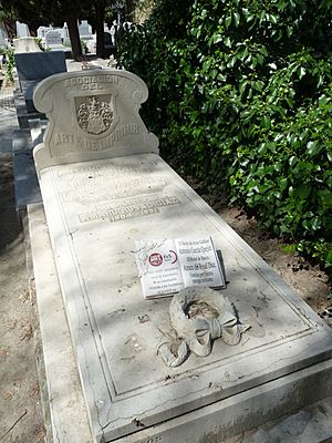 Tumba de Antonio García Quejido, cementerio civil de Madrid.