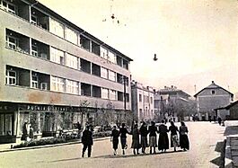 Зеница - 1958 - распјеване Зеничанке заузеле цесту