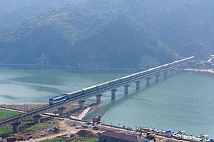 201701 JWR-DF4B hauls 25B coaches on Jinhua–Wenzhou Railway over Daxi River