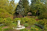 Cmglee Cambridge Trinity College Fellows Garden sundial shelter