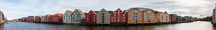 Edificios a lo largo del río Nidelva, Trondheim, Noruega, 2019-09-06, DD 46-50 PAN