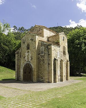 Iglesia de San Miguel de Lillo, 2021.jpg