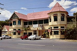 Lakes Creek Hotel (2002).jpg