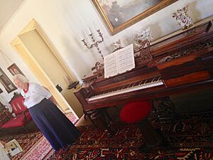 Leonis living room