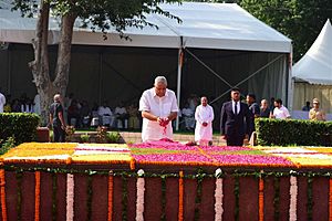 The Vice President, Shri Jagdeep Dhankhar paying floral tribute to former Prime Minister, Shri Lal Bahadur Shastri on his birth anniversary at Vijay Ghat, in New Delhi, on October 02, 2022 (1)