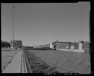 VIEW OF LOCK FROM UPSTREAM. CONTROL HOUSE AT LEFT REAR. TAINTER GATE AT RIGHT REAR. LOOKING SOUTH SOUTHWEST. - Illinois Waterway, Peoria Lock and Dam, 1071 Wesley Road, Creve Coeur, HAER IL-164-B-12