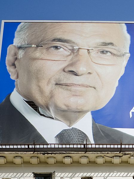 الثوار يمزقون لوحة إعلانات مرشح الفلول أحمد شفيق (cropped)