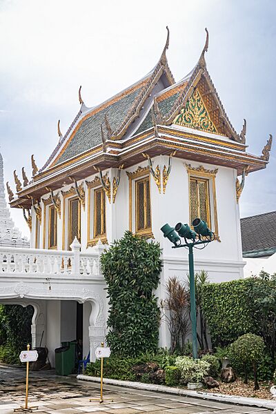 ศาลาเปลื้องเครื่องพระที่นั่งดุสิตมหาปราสาท
