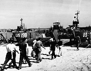 80-G-242125 French civilian volunteers on the beaches of Southern France help unload supplies