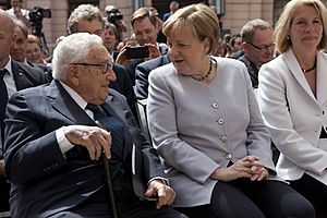 Chancellor Merkel greets Henry Kissinger (35058128010)