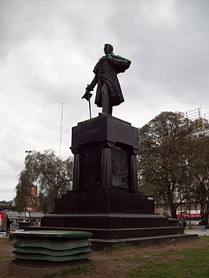 Monumento a Juan J. Castelli en Plaza Constitución