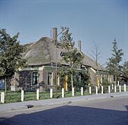 Overzicht van de voorgevel en de linker zijgevel van de boerderij - Spanbroek - 20384530 - RCE