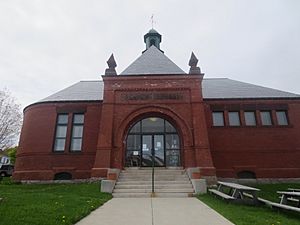 Peavey Memorial Library