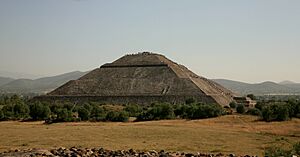 Pyramid of the sun teotihuacan with crowd