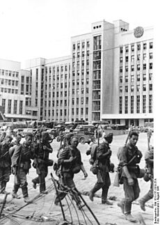 Bundesarchiv Bild 101I-137-1010-37A, Minsk, deutsche Truppen vor modernen Gebäuden