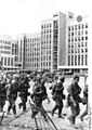 Bundesarchiv Bild 101I-137-1010-37A, Minsk, deutsche Truppen vor modernen Gebäuden