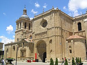 Catedral de Ciudad Rodrigo. Vista general con Portada de las Cadenas en primer plano.jpg